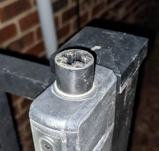 V3 damage - knob hollow, shaft visible